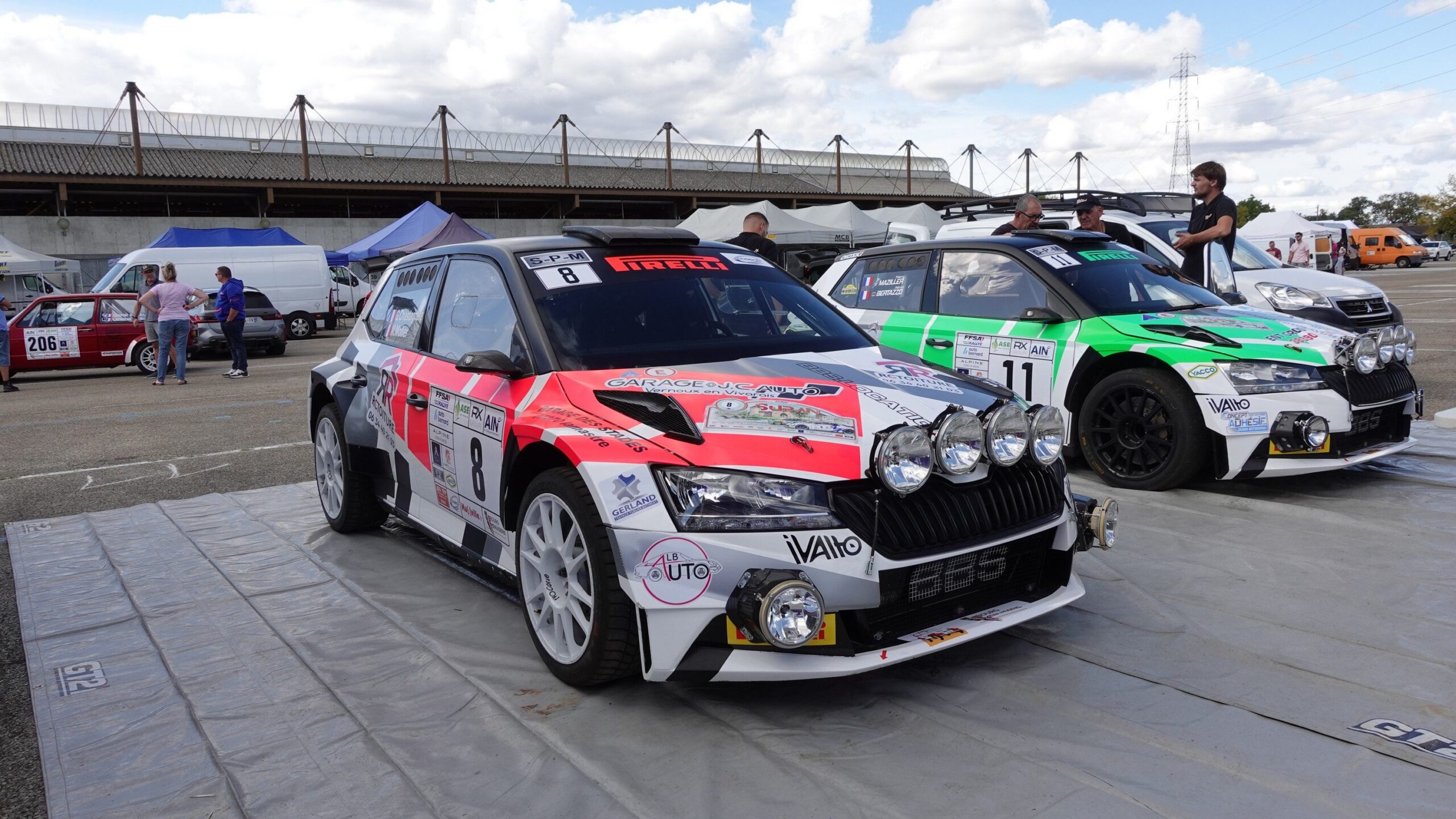 Passionnés échangeant sur un forum rallye au sujet d'une voiture de course préparée.