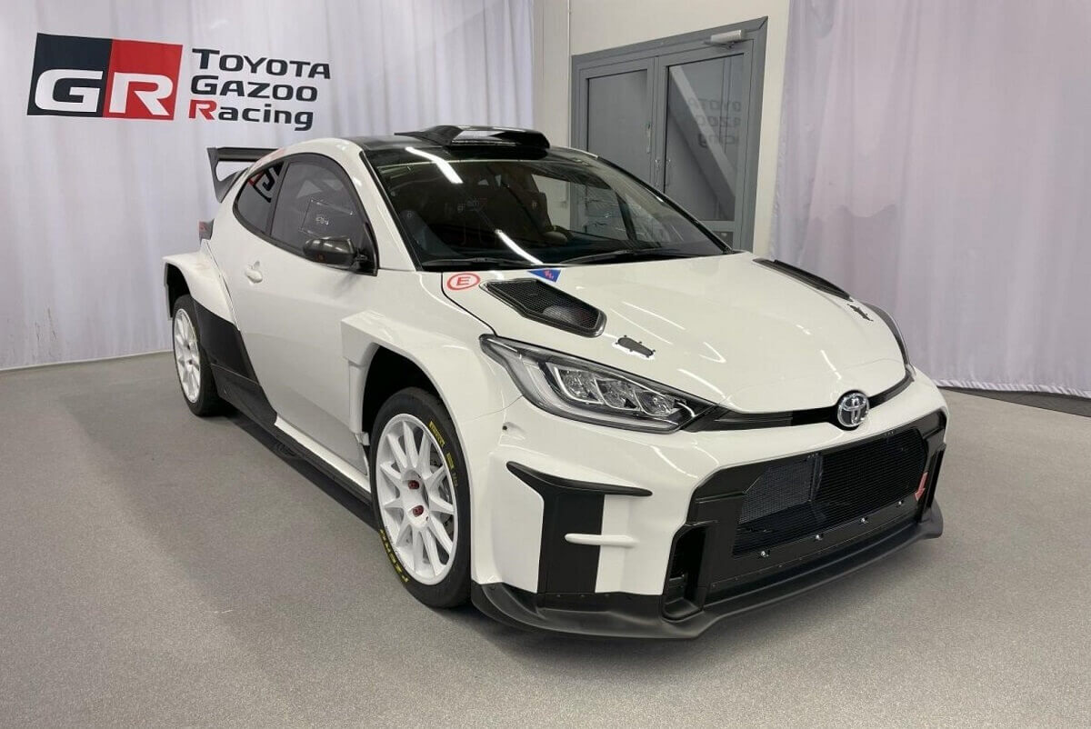 Voiture de rallye de catégorie R4 engagée sur une spéciale des monts du Forez