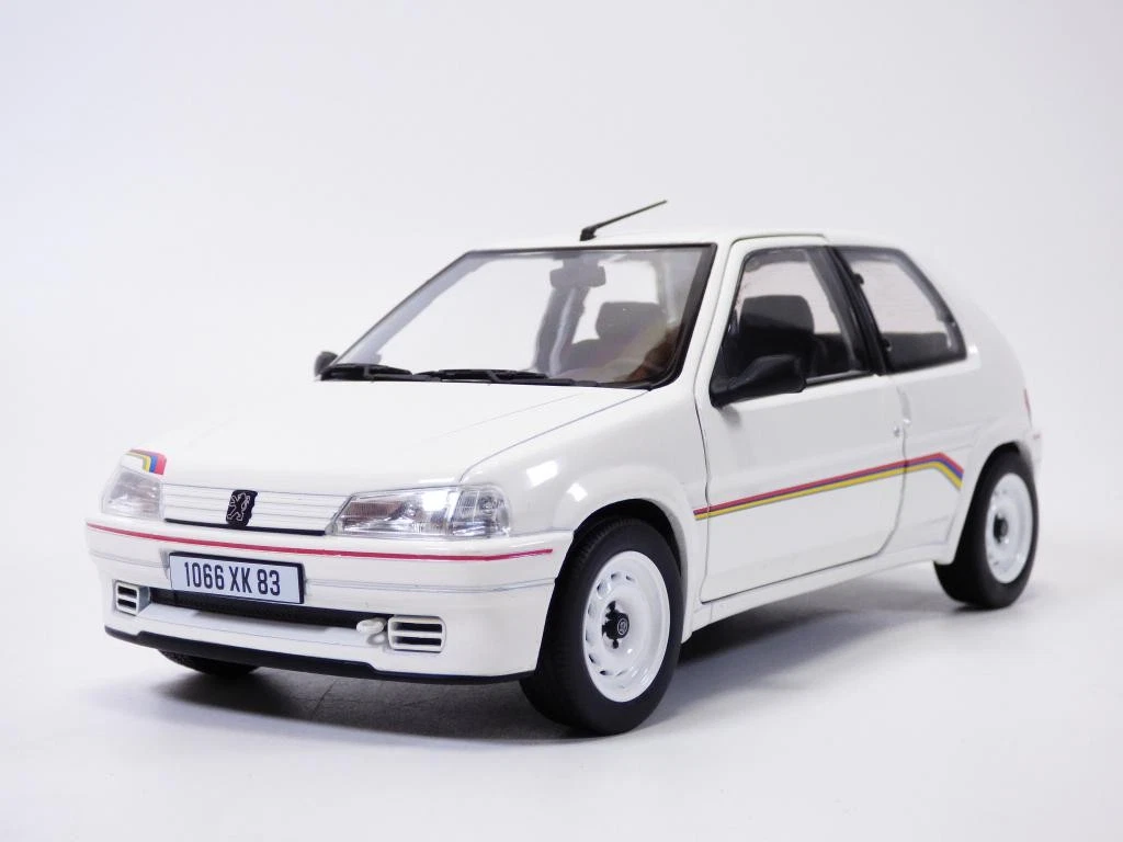 Peugeot 106 Rallye dans sa livrée d'origine, vue de trois quarts avant