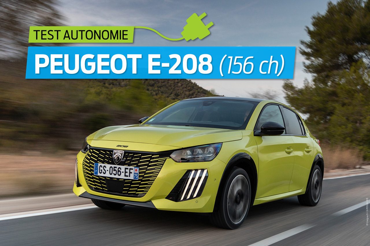 Peugeot e208 électrique blanche stationnée sur une route de campagne