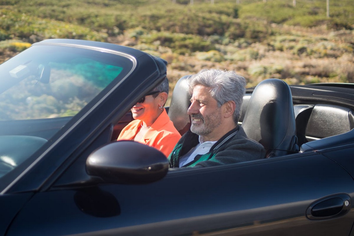 Documents d'une complémentaire auto Securycar posés sur le capot d'une voiture