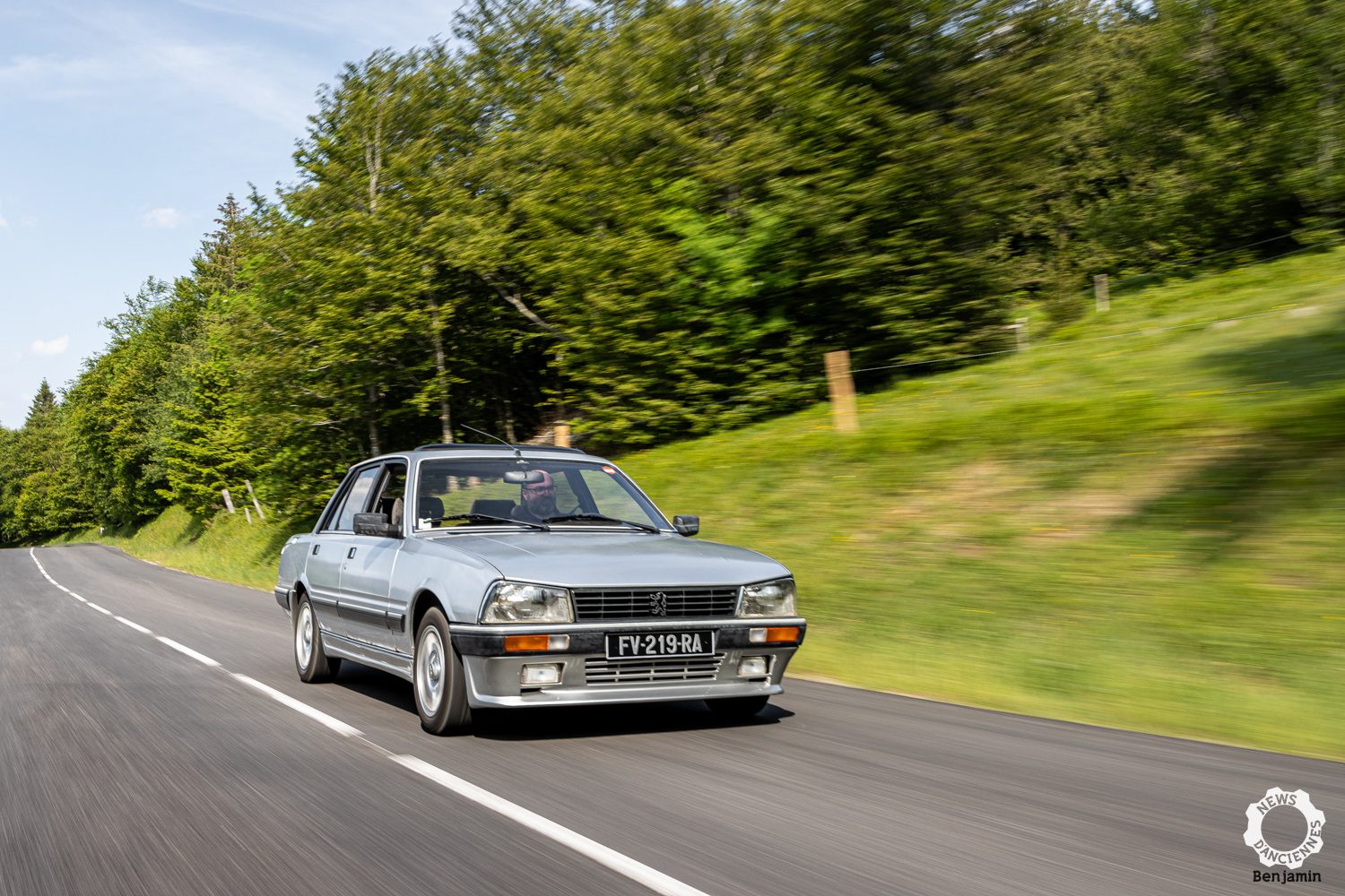 Peugeot 505 berline ancienne stationnée sur un parking en France