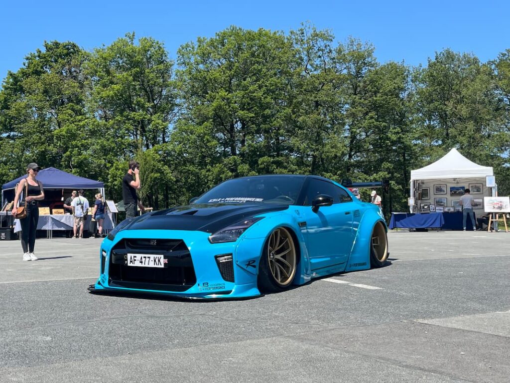 Voiture sportive de passion automobile présentée lors d'un rassemblement de mécanique