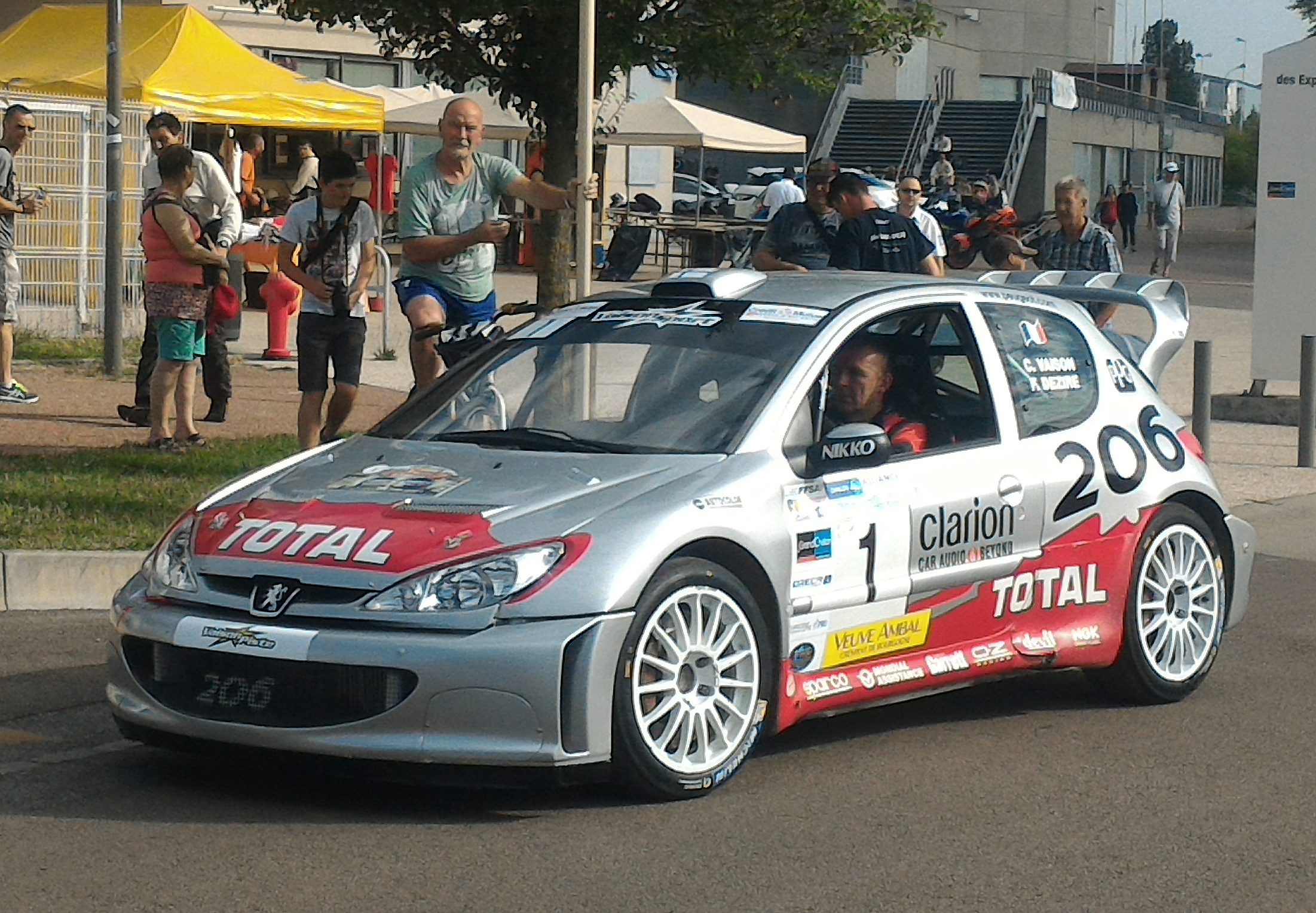 Peugeot 206 WRC en action sur une spéciale de rallye