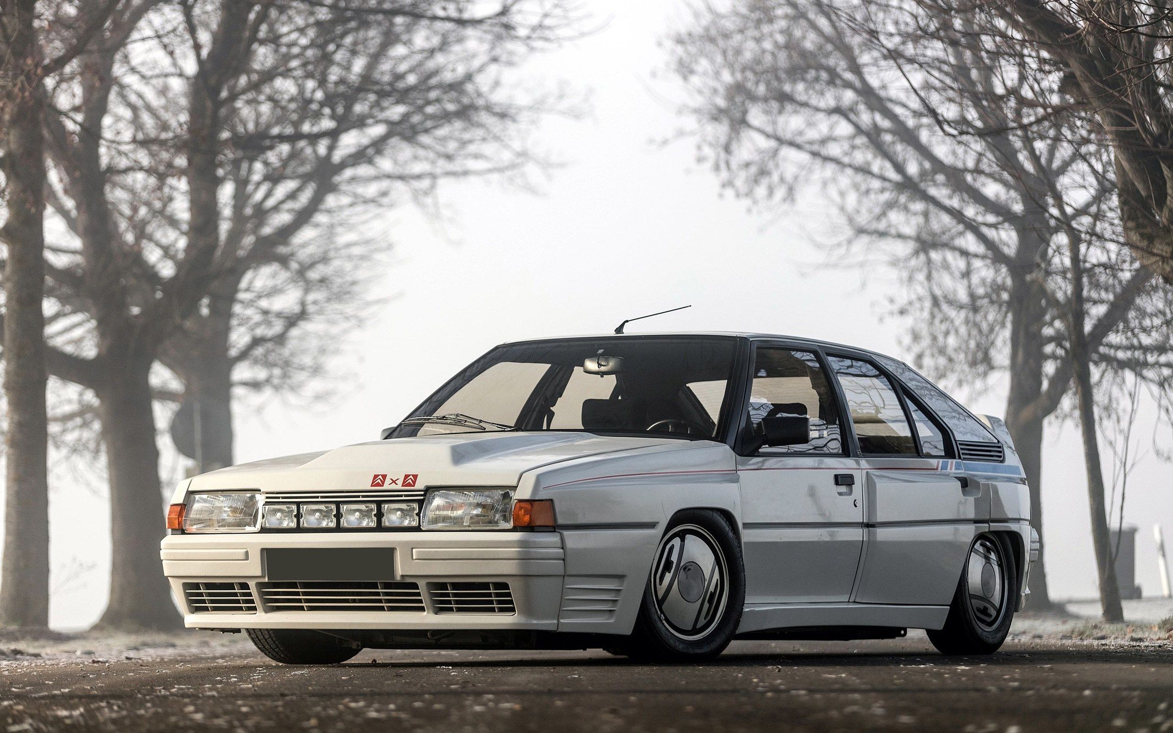 Citroën BX 4TC blanche de rallye Groupe B vue de trois quarts avant