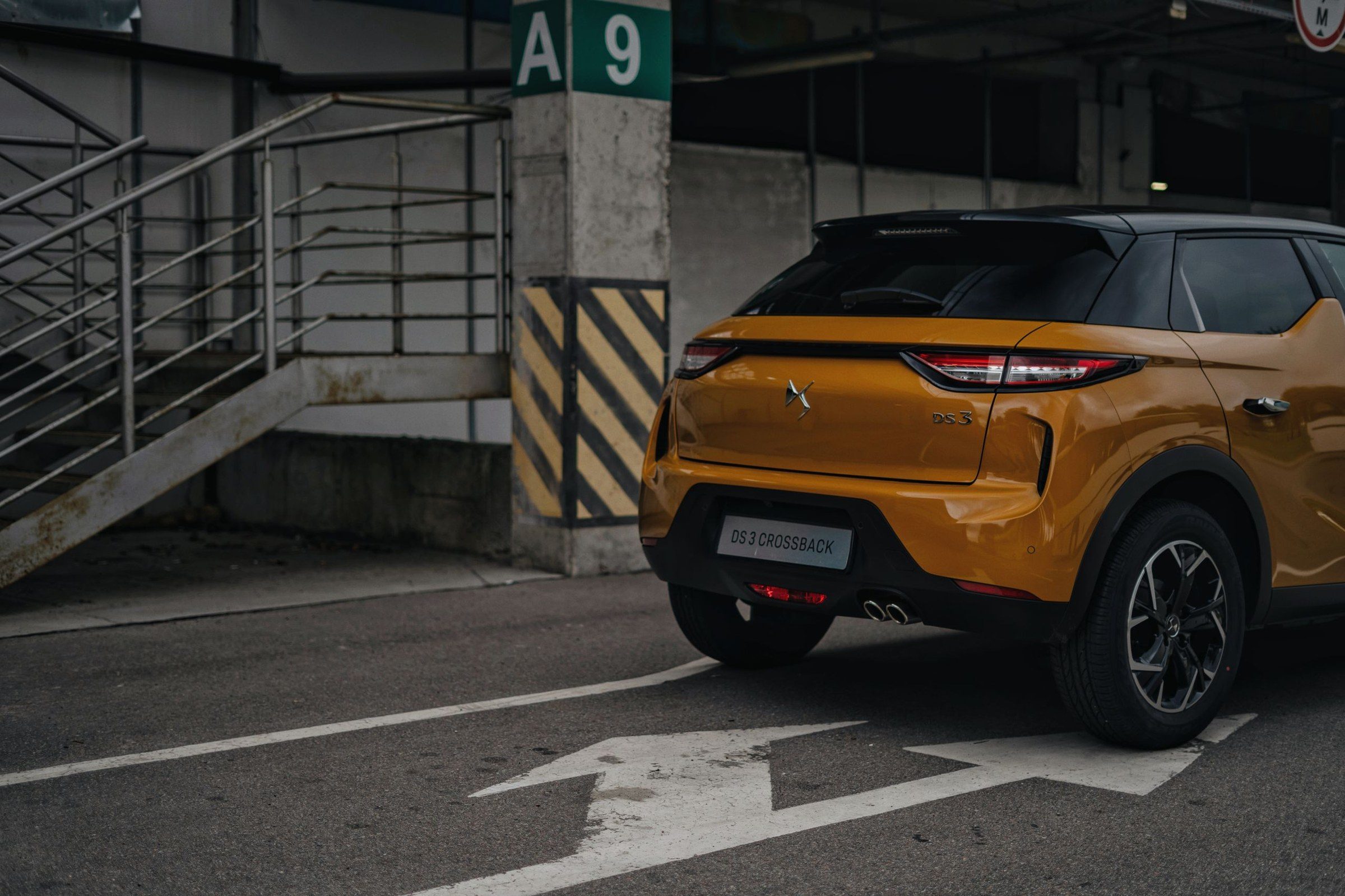 DS 3 I de première génération vue de trois quarts avec toit contrasté