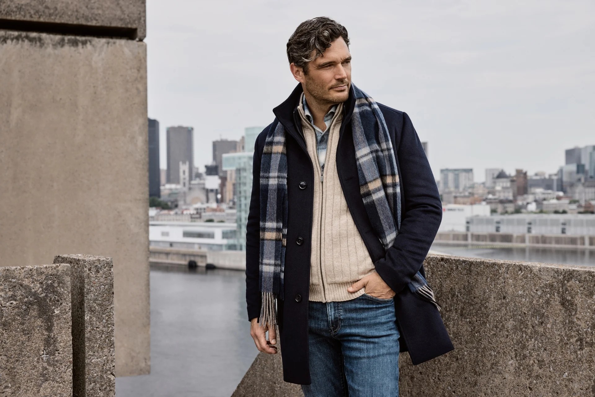 Homme en tenue classe avec costume bleu marine et chemise blanche