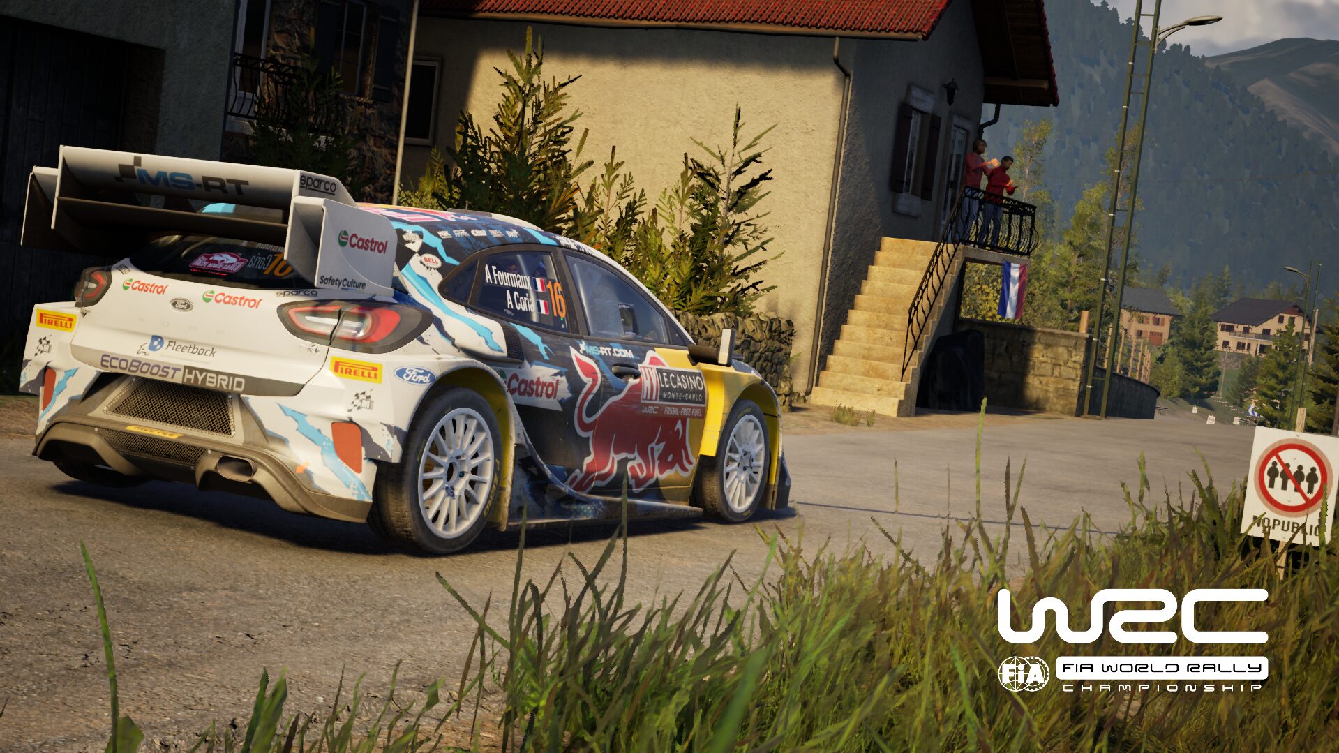 Voiture de rallye du jeu WRC 10 lancée sur une spéciale en terre