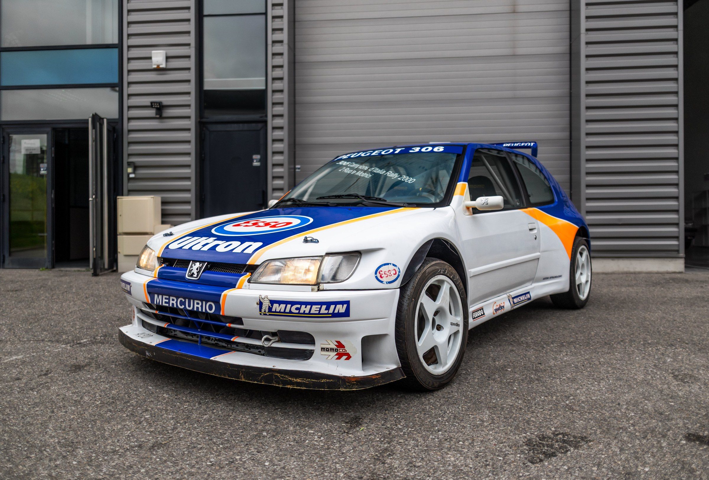 Peugeot 306 Maxi Kit Car en action sur une spéciale asphalte