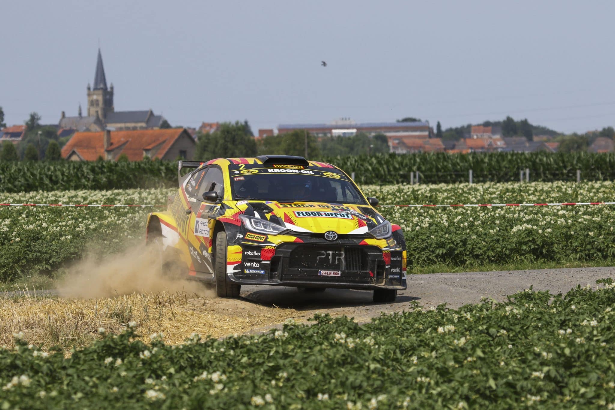 Voiture du championnat du monde des rallyes lancée à pleine vitesse dans une spéciale